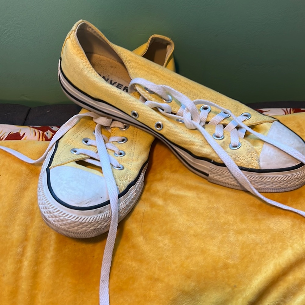 Women's yellow converse